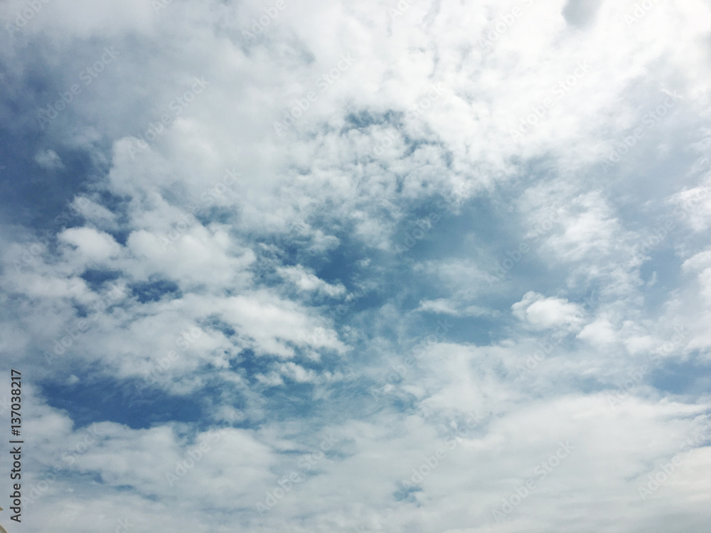 Obraz premium White clouds and blue sky background