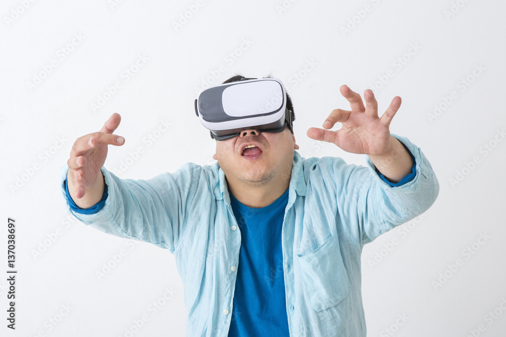 VRをつけた男性 VRをつけた男性