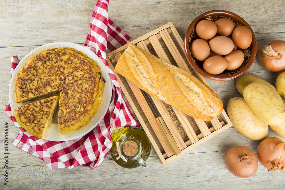 Tortilla española o de patatas ideal para el almuerzo, la cena o aperitivos Tortilla española o de patatas ideal para el almuerzo, la cena o aperitivos
