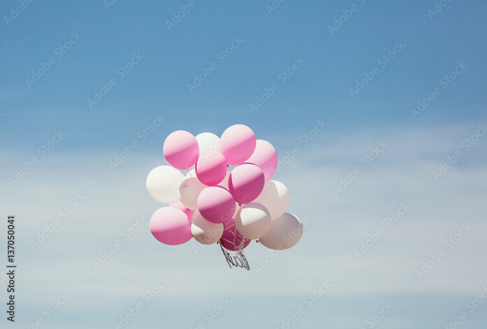 Floating balloons - obrazy, fototapety, plakaty 
