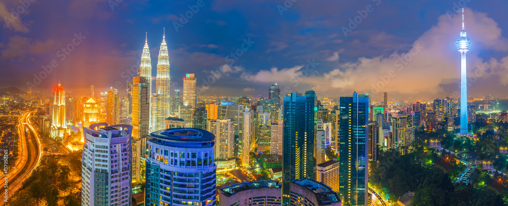 Naklejka premium Śródmieście Kuala Lumpur o zmierzchu