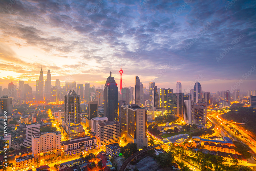 Fototapeta premium Downtown Kuala Lumpur skyline at twilight