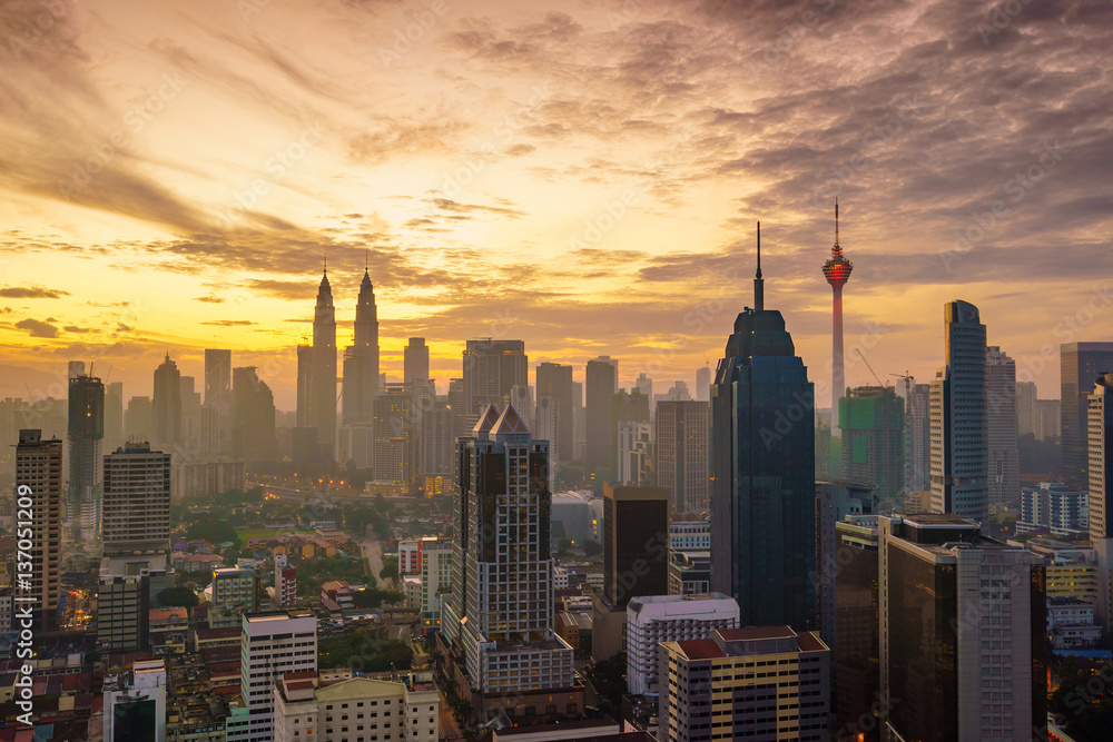 Fototapeta premium Downtown Kuala Lumpur skyline at twilight