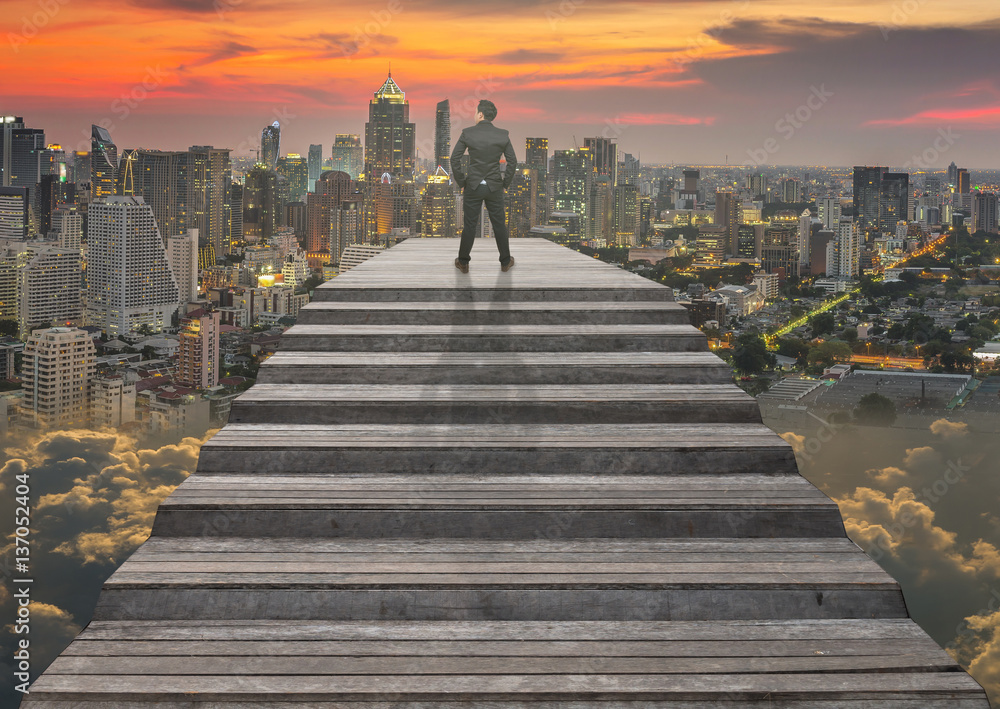 Obraz premium Businessman climbed on top of the stairs which can see top view