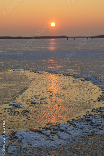 Eis und Schnee auf dem Neusiedlersee bei Sonnenuntergang