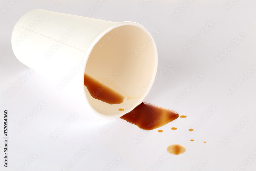 Kaffee aus dem Einwegbecher verschüttet Stock-Foto | Adobe Stock
