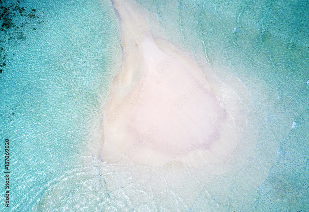 Sandbank mit türkisem Wasser auf den Malediven