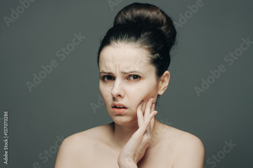 Foto dubious look, beautiful brunette