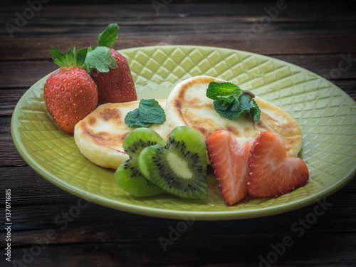 Cottage cheese pancakes with strawberry and kiwi