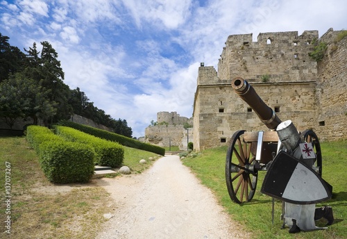 Medieval knight and artille...