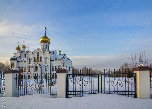 Obraz na płótnie Cathedral in snow under blue sky and big gate w salonie