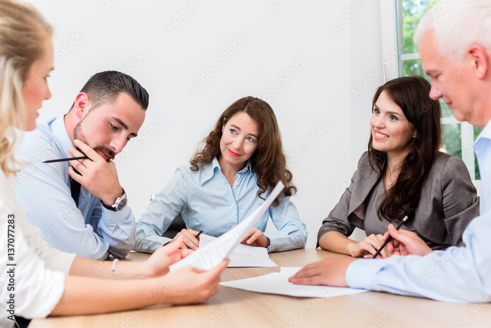Rechtsanwälte lesen Dokumente bei Team Meeting in Kanzlei Rechtsanwälte lesen Dokumente bei Team Meeting in Kanzlei