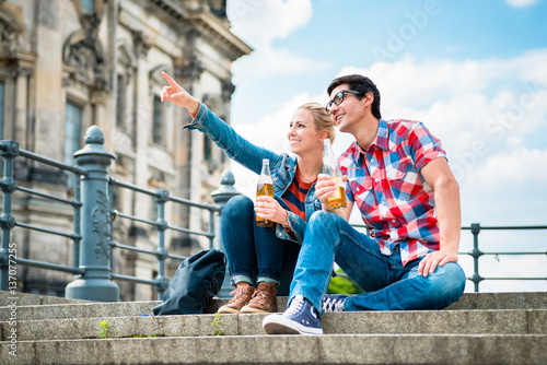 Photography Touristen, Frau und Mann, genießen den Ausblick von einer Brücke auf der Museums