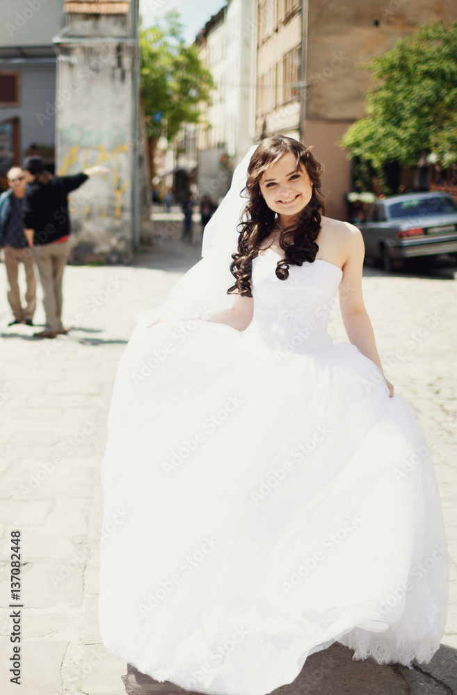 Naklejka premium Stylish bride in a white wedding dress