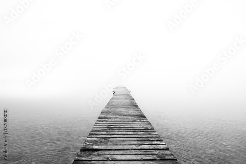 Pontile vuoto senza fine in bianco e nero photo