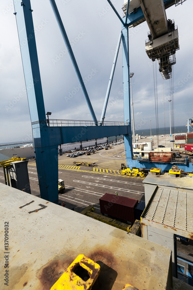 Commercial Harbor and Crane Commercial Harbor and Crane