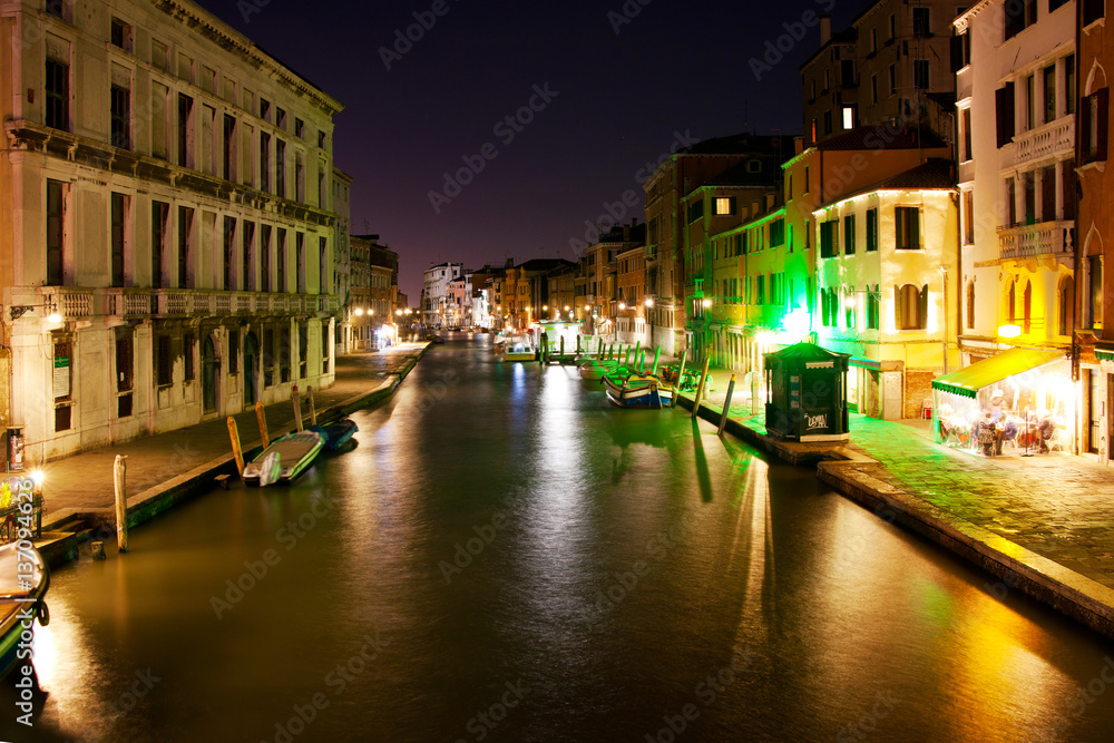 Wasserstaße in Venedig bei Nacht