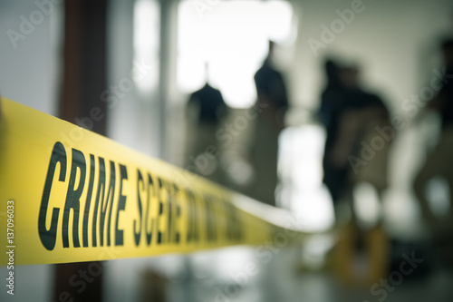 Foto crime scene tape with blurred forensic law enforcement background in cinematic t