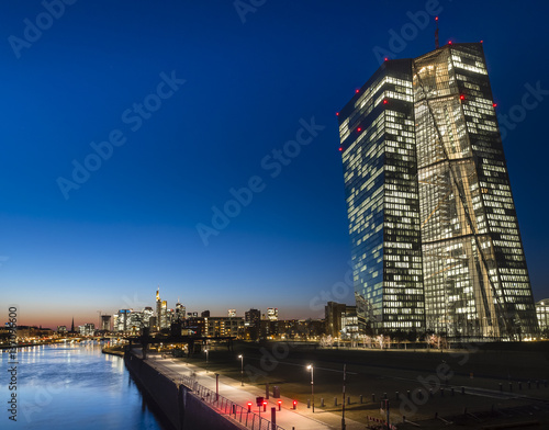 Deutschland, Hessen, Frankfurt am Main, Die Europäische Zentralbank, EZB, vor der Skyline von Frankfurt bei Sonnenuntergang
