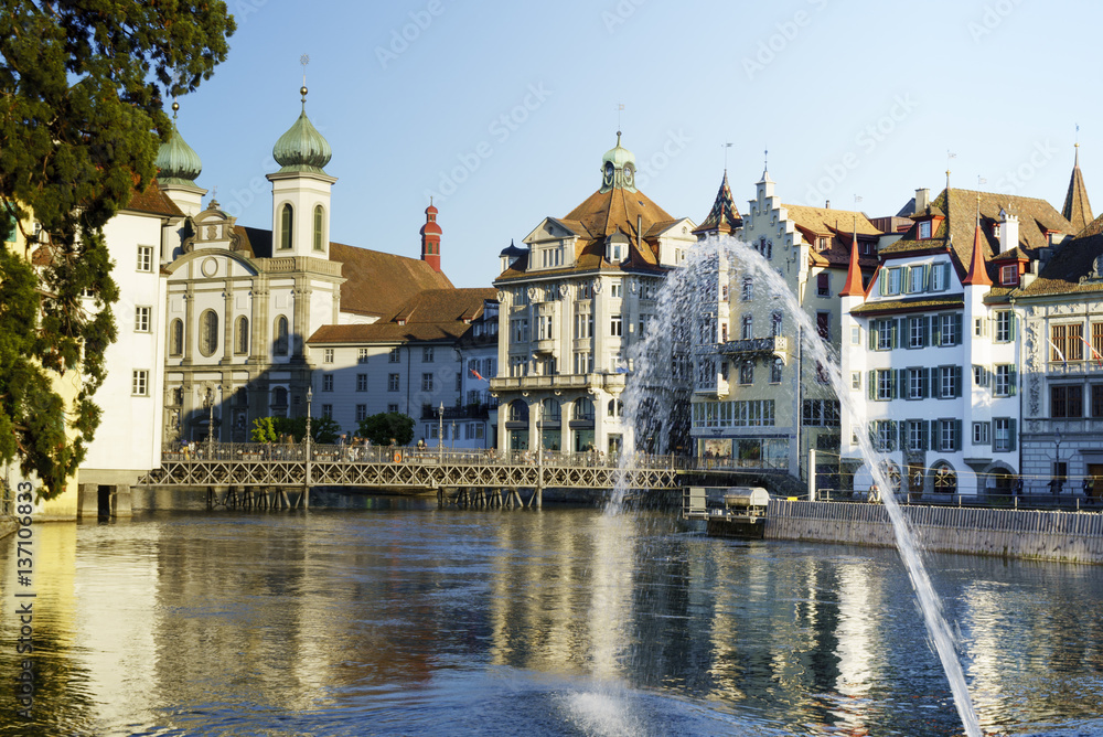 Naklejka premium Reussbrücke, Jesuitenkirche und Altstadt Luzern