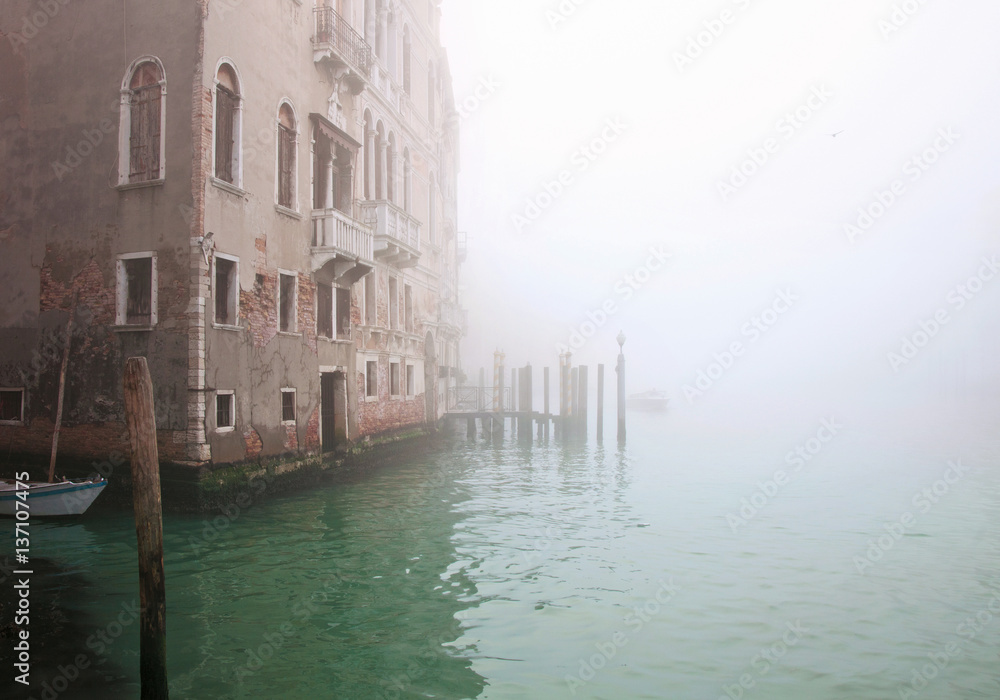 Fototapeta premium Nebel auf dem Canale Grande in Venedig