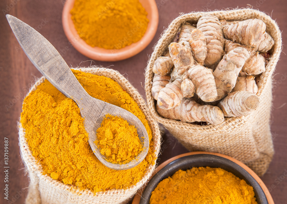 Roots and turmeric powder (Curcuma longa) Roots and turmeric powder (Curcuma longa)