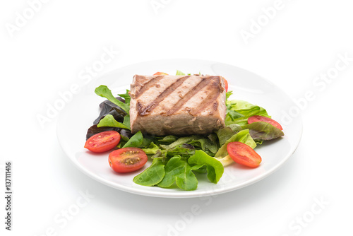 tuna steak with salad