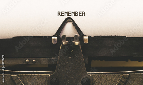 Obraz na płótnie Remember, Text on paper in vintage type writer from 1920s w salonie