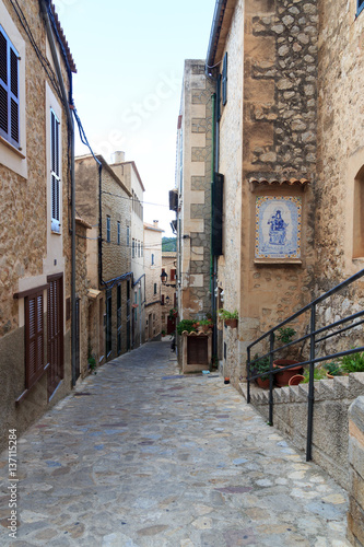 Fototapeta Naklejka Na Ścianę i Meble -  Typical small alley in town Estellencs on Majorca, Spain