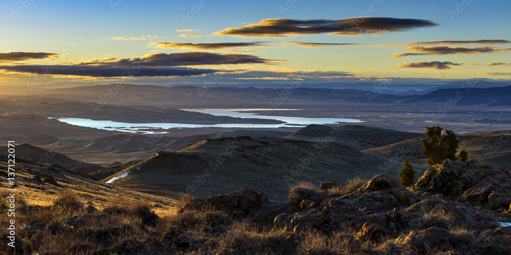 Obraz premium Lake Lahontan and Silver Springs Sunrise in the Nevada desert.