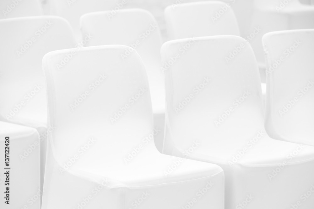 Obraz premium Soft white chairs stand in a row