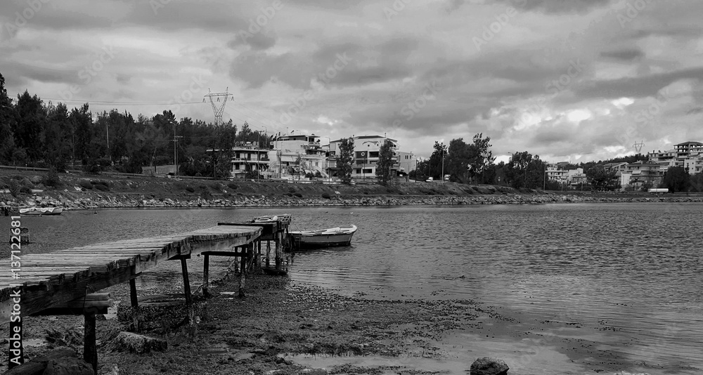 Obraz premium Old wooden pier and boat