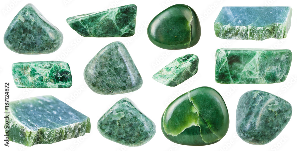 Fototapeta premium zbiór różnych spadających zielonych kamieni jadeitu