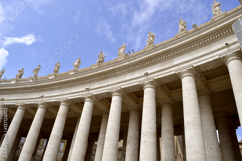 Photo The Vatican Berninis Colonnade in St. Peter's Square