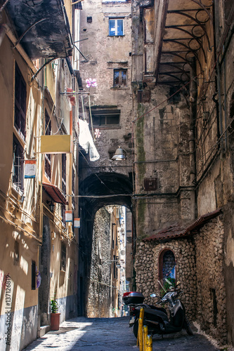 Stretta stradina di centro storico di Napoli © PH-Graphic