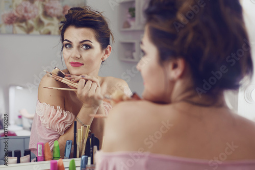 girl doing makeup