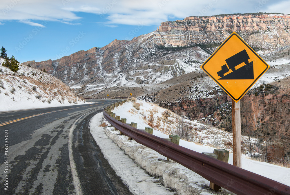 Steep Grade Warning Sign: Drivers are warned of a steep downhill drive