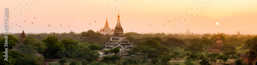 Panorama of Bagan pagoda field with hot air balloons in morning golden sun light Fototapet