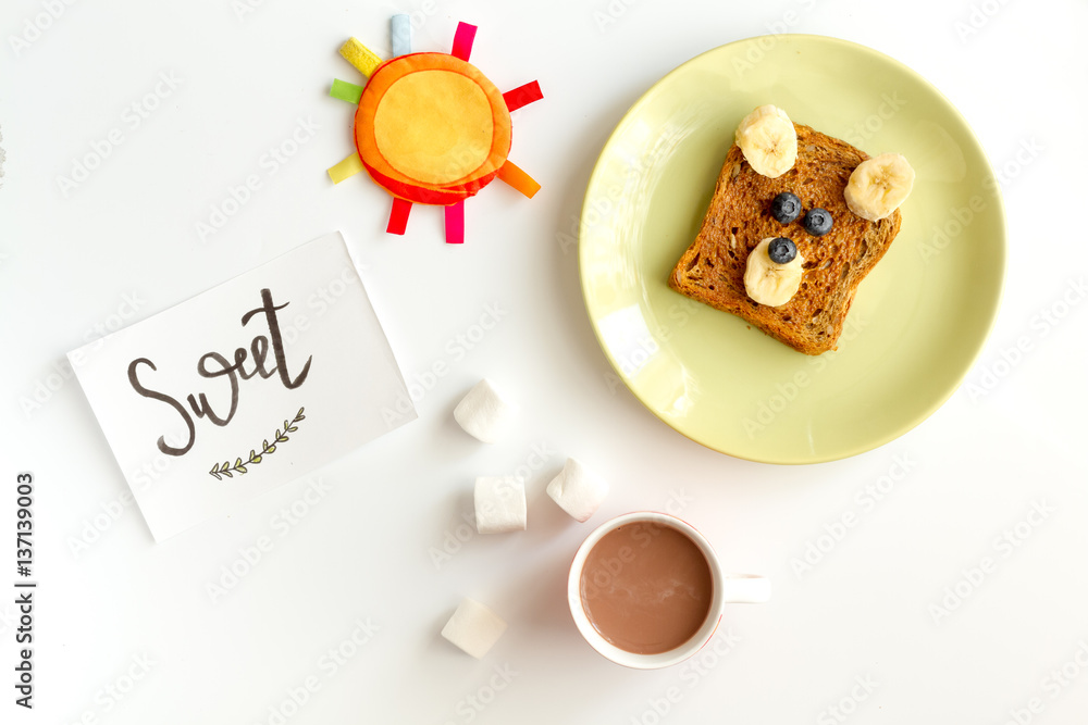 Plakat gotowanie śniadania dla dziecka kanapki z misiem widok z góry