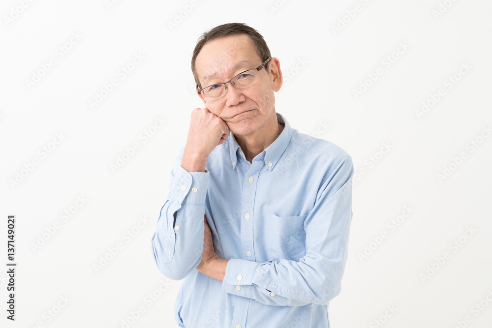 悩む・シニア男性 悩む・シニア男性