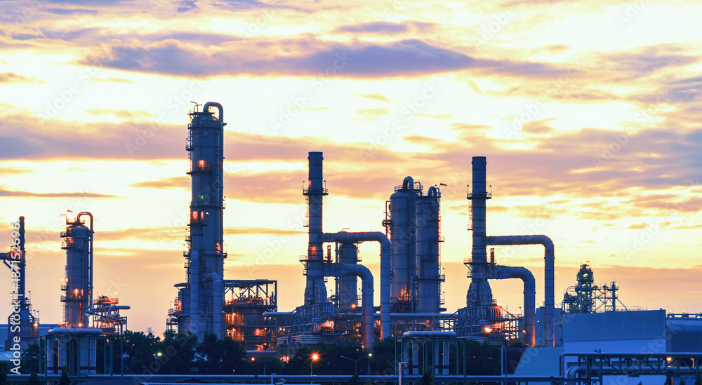 Obraz premium Oil refinery at twilight