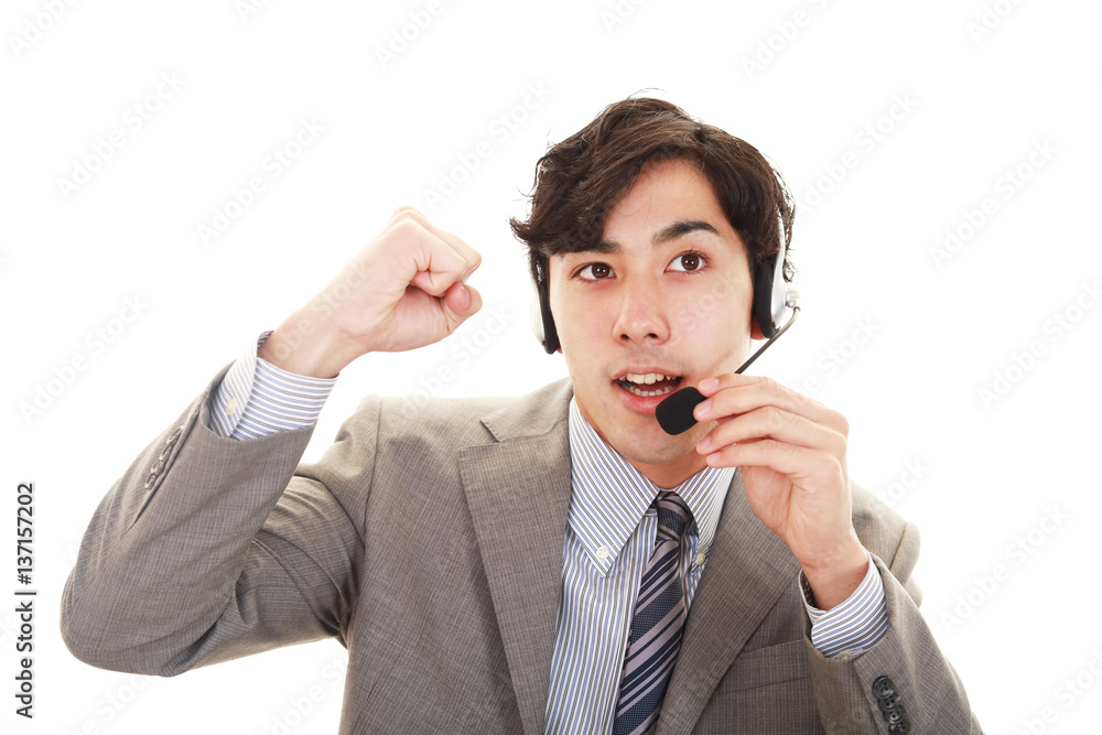 ガッツポーズのオペレーター
