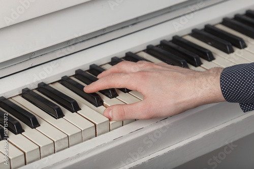 Foto A young man playing piano closeup.