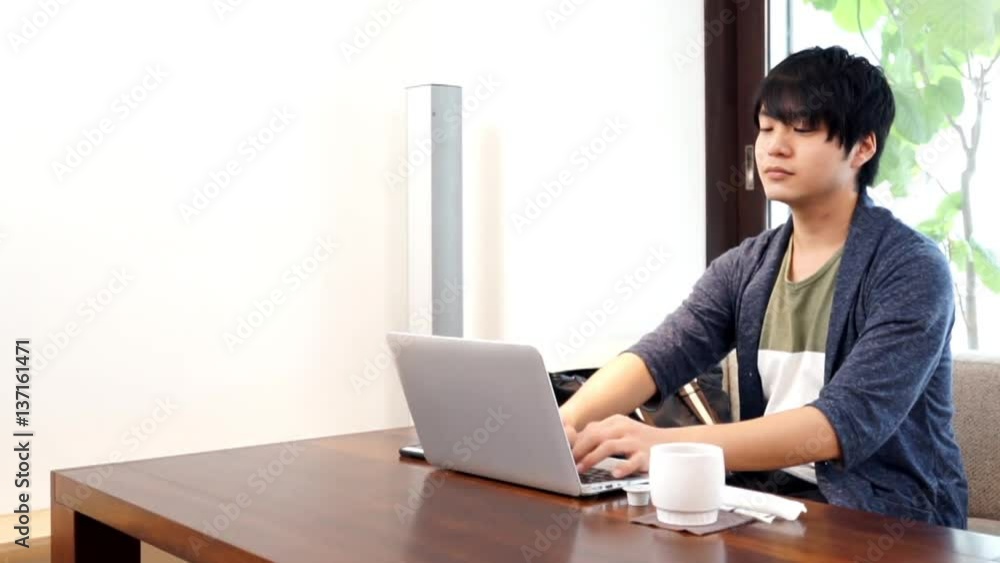 カフェでコーヒーを注文する男性 カフェでコーヒーを注文する男性