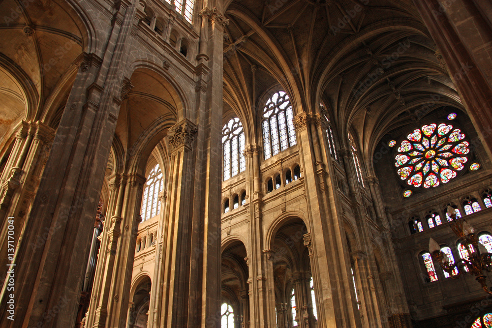 Nef gothique de l'église Saint-Eustache à Paris, France