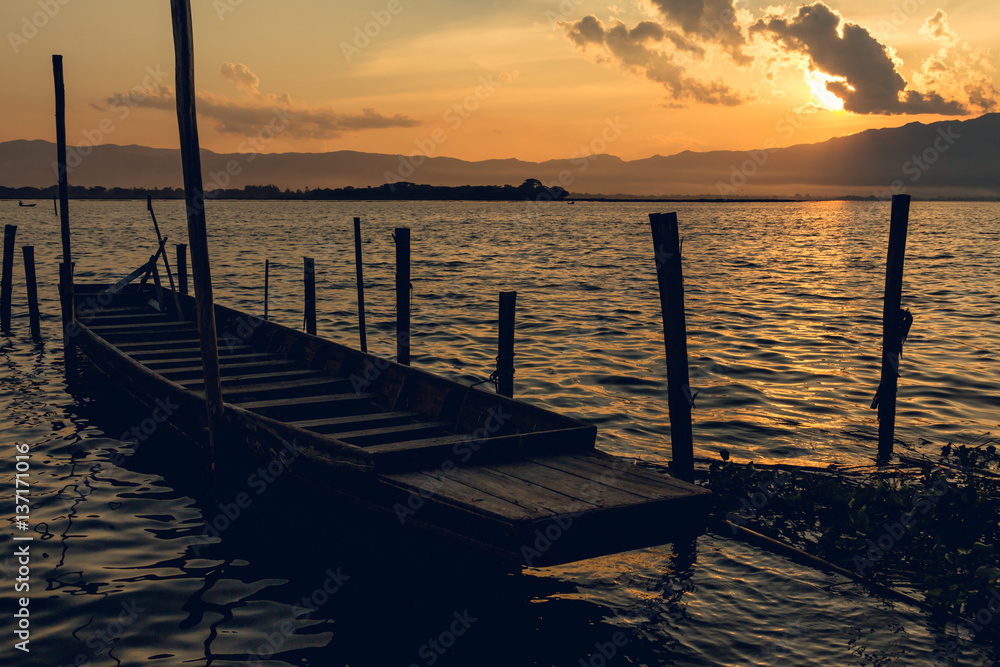 Fototapeta premium Silhouette boat in the lake