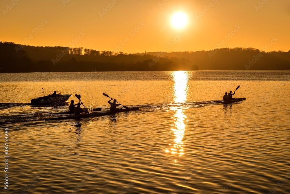 Silhouette Kayakfahrer bei Sonnenuntergang