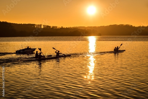 Silhouette Kayakfahrer bei Sonnenuntergang