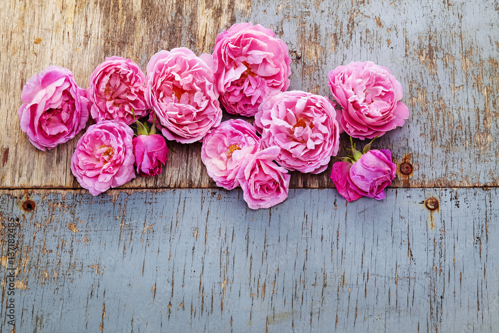 pink roses bouquet on wooden background