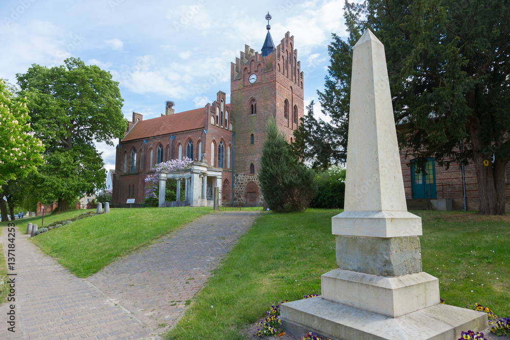 Linumer Kirche mit Obelisk